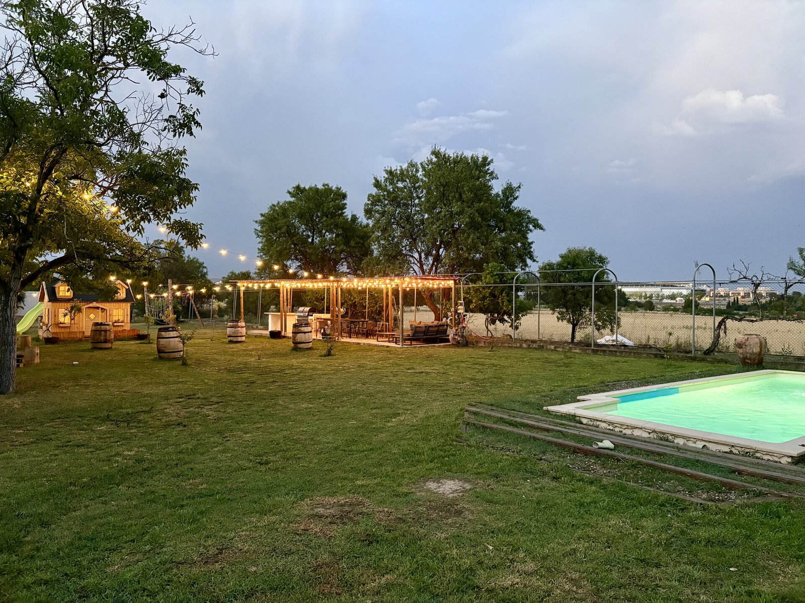 Jardín y piscina de Finca Alboroto al atardecer