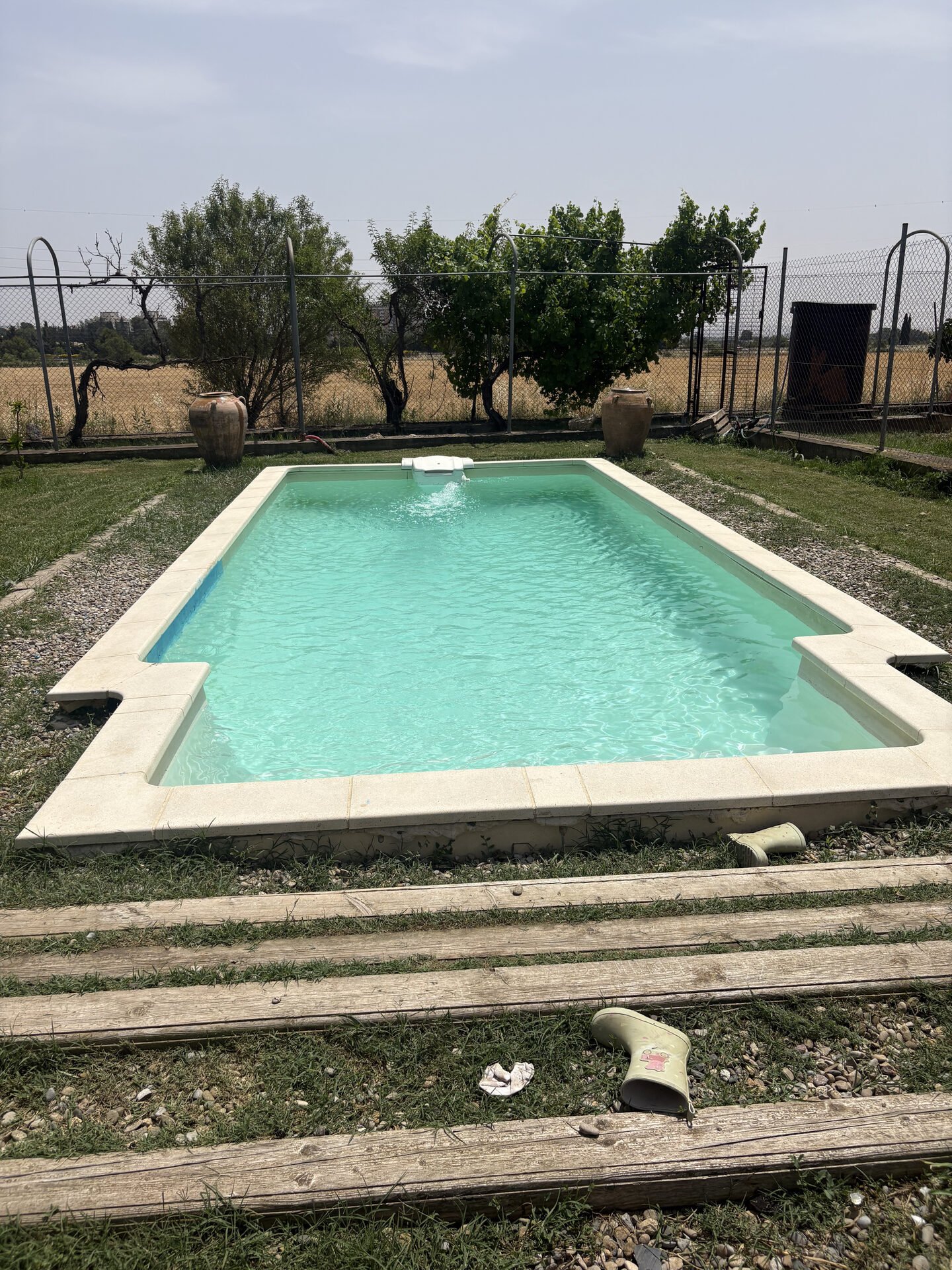 Piscina exterior vallada